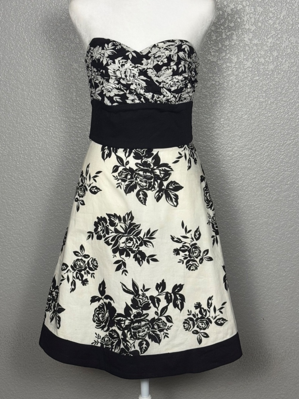 White House Black Market Strapless Black & White A Line Fit & Flare Size 6 - Picture 3 of 11
